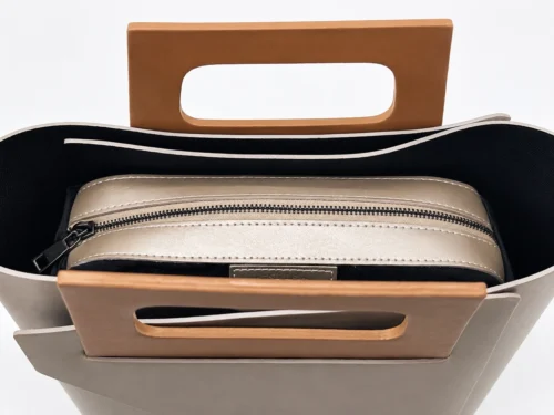 CARLA – Iconische leren tas in kleur Taupe Camel Gold - Italië