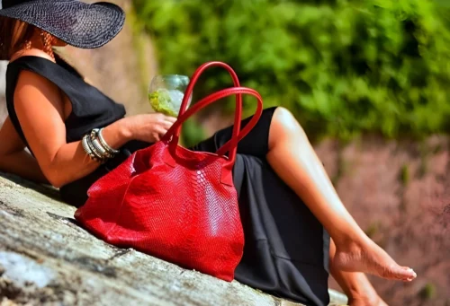 1223fcd9b12bf55426c8e0067aea14266e198874f6b3789517055a5612cda4ca LOLA – Tas van Italiaans leer met python-embossing – Rood