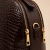 2ab81ab8e508cf9e87806cf7c5df945343a1632f90686bd2fe7bd5d2f60e664f Tas NOA Brown van leer met croco-patroon – Gemaakt in Italië