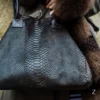 LOLA – Tas van Italiaans leer met python-embossing – Chocolade