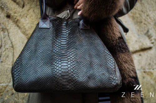 LOLA – Tas van Italiaans leer met python-embossing – Chocolade