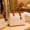 3aa9a1dc32c22a384c4bf482172fa8f0f6621669341eee658067ad46b3016eca NORA – Tas van Italiaans dollaro-leer – Crème & Camel