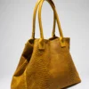 LOLA – Tas van Italiaans leer met python-embossing – Mosterd