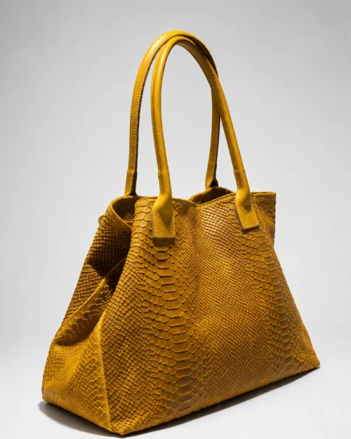 LOLA – Tas van Italiaans leer met python-embossing – Mosterd
