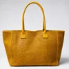 LOLA – Tas van Italiaans leer met python-embossing – Mosterd