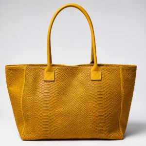 LOLA – Tas van Italiaans leer met python-embossing – Mosterd