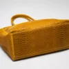 LOLA – Tas van Italiaans leer met python-embossing – Mosterd