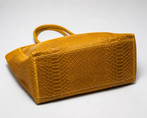 LOLA – Tas van Italiaans leer met python-embossing – Mosterd