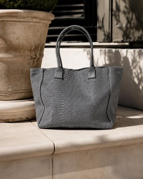 LOLA – Tas van Italiaans leer met python-embossing – Donkergrijs