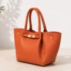 7db923457e86497c1bd3574fbfbb46e11735392e2556114188f82b8bcb42c913 Leren tas Yara Saffron – Italiaans vervaardigd