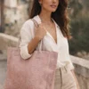 LOLA – Tas van Italiaans leer met python-embossing – Lavender Blush