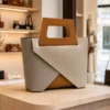 CARLA – Iconische leren tas in kleur Taupe Camel Gold - Italië