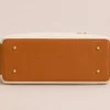992579ac897c10afd0edfdda32ce33fe19cfcd0ffcb5e7017dfc8c50bd588bc1 NORA – Tas van Italiaans dollaro-leer – Crème & Camel