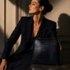 Tas NOA Blue van leer met crocco-motief – Gemaakt in Italië