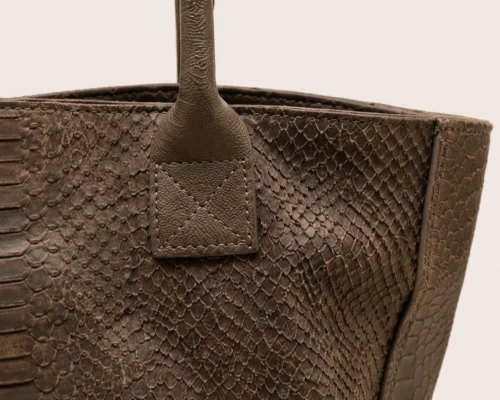 LOLA – Tas van Italiaans leer met python-embossing – Donker taupe