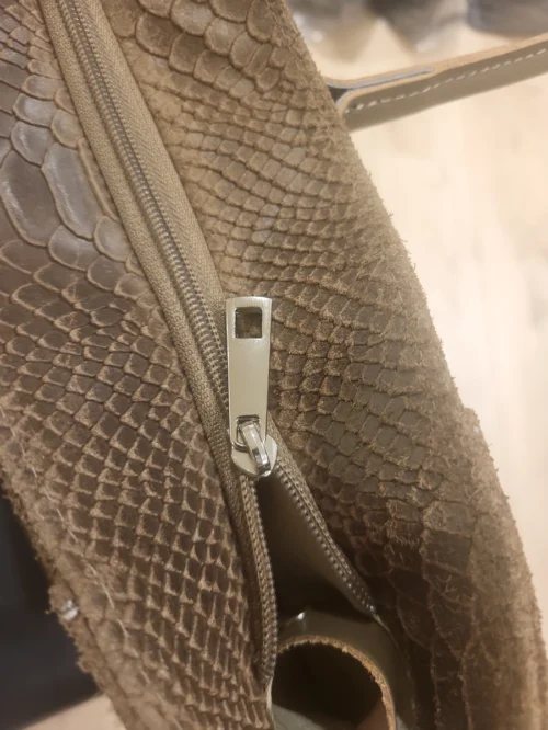 LOLA – Tas van Italiaans leer met python-embossing – Donker taupe