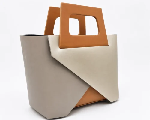 CARLA – Iconische leren tas in kleur Taupe Camel Gold - Italië