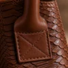 LOLA – Tas van Italiaans leer met python-embossing – Bruin