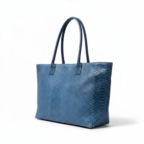 30fe3c8da22dad212703978f9002884f1329acaf8af88bd6981a2f0cf9e9cb92 LOLA – Tas van Italiaans leer met python-embossing – Denimblauw