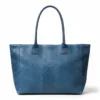 4e23afa3db9e972b93e55186128bdf10b5ed52e476e3713a88ba8cc21bf2ca72 LOLA – Tas van Italiaans leer met python-embossing – Denimblauw