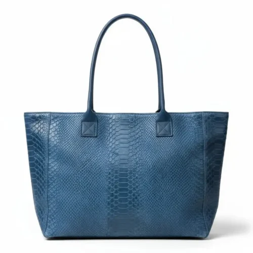 4e23afa3db9e972b93e55186128bdf10b5ed52e476e3713a88ba8cc21bf2ca72 LOLA – Tas van Italiaans leer met python-embossing – Denimblauw